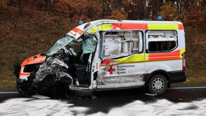 Bild: Ralf Hettler/dpa
Der Rettungswagen ist frontal mit einem Lastwagen zusammengestoßen.