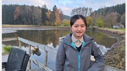 Bild: bl
Die 17-jährige Yayun Xue hat sich getraut, für ein Jahr Shanghai gegen das Landleben in Kumpfmühle bei Nabburg einzutauschen. Der Herbst mit seiner bunten Farbpalette begeistert sie hier besonders.