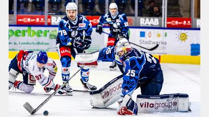 Bild: Tobias Neubert
Torhüter Simon Wolf hielt den Blue Devils Weiden am vergangenen Sonntag den Heimsieg gegen Freiburg fest. Am Freitag in Weißwasser steht der Goalie des EHC Red Bull München erneut im Weidener Kasten.