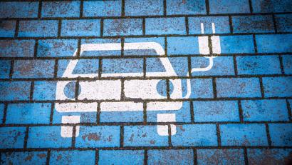 Bild: Jens Büttner/dpa
Wo und wie Elektroautos geladen werden können, spielt für ihre Verbreitung eine wichtige Rolle. (Archivbild)