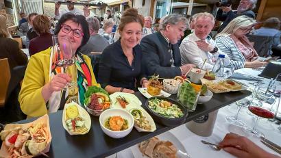 Bild: Wolfgang Steinbacher
Genießen, gesellig zusammenkommen, neues Essen aus- und sich durchprobieren: Die Schlemmerwochen im Sulzbacher Land erfreuen sich immer größerer Beliebtheit. Hier ein Bild vom Auftaktabend Anfang Oktober im Gasthof zum Wulfen in Kauerhof.