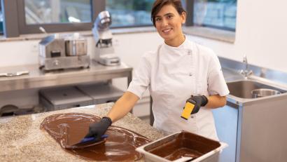 Bild: Patricia Destro Gropengiesser
Patricia Destro Gropengiesser gibt Einblicke in ihren Alltag als Unternehmerin und erzählt, wie sie ihre Leidenschaft für Schokolade zu einem erfolgreichen Geschäftsmodell gemacht hat.