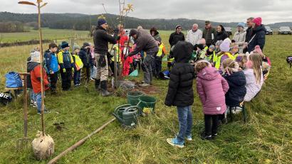 Bild: Marianne Moosburger
Jürgen Huber pflanzte den Erinnerungsbaum für die Erstklässler der Max-Prechtl-Schule.