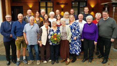 Bild: gi
Gastwirtin Annemie Ulrich (Mitte, mit Blumenstrauß), eingerahmt von Tochter und Schwester, feierte ihren 85. Geburtstag im Kreise ihrer Familie, Verwandten und vieler weiterer Gratulanten.