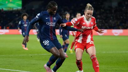 Bild: Michel Euler/AP/dpa
Enges Duell: Bayerns Franziska Kett (r) im Zweikampf mit PSG-Spielerin Merveille Kanjinga.