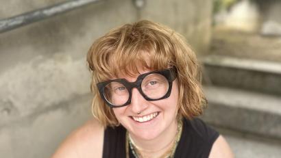 Bild: Nora Kellner
Nora Kellner aus Parkstein klärt in ihrem zweiten Buch "LiebesMacht" über Aromantik auf und blickt auf alternative Beziehungskonzepte.