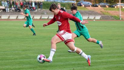 Bild: Dieter Jäschke
Ales Demeter legt den Vorwärtsgang ein: Der Tscheche hat im Saisonverlauf bislang 14 Tore für die SpVgg Vohenstrauß erzielt. Der Offensivspieler überlegt, ob er in der Winterpause zurück in sein Heimatland wechselt.