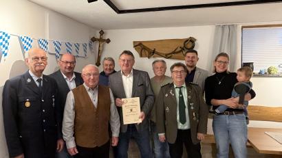 Bild: Stefanie Gradl
Jubilar Josef Lehner (Dritter von links) inmitten der Gratulanten (von links): Helmut Weiß (FFW Sorghof), Hubert Merkl (Pfarreiengemeinschaft), Josef Weiß (SV Sorghof), 1. Bürgermeister Hans-Martin Schertl, Hermann Hänsch (Musikverein Vilseck), Alfred Forster (Schützen Sorghof), Christian Trummer (CSU) und Enkelin Lisa Weiß mit Urenkel Laurenz.