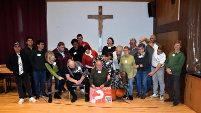 Bild: ubb
Nach mehreren Workshops im Alpha-Kurs, der zehn Abende beinhaltet, haben sich die Teilnehmerinnen und Teilnehmer bereits gut kennengelernt. Sie machen manche Scherze gern mit wie hier beim Foto für Oberpfalz-Medien.