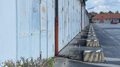 Bild: Andreas Ascherl
Die Betonpoller stehen in Reih und Glied, doch die militärische Geschichte der Leopoldkaserne in Amberg ist vorbei. Sie wird nicht wieder als Kaserne genutzt werden.