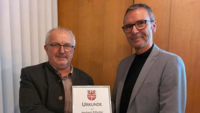 Bild: mfh
Bürgermeister Peter Achatzi (r.) ehrte Herbert Pilhofer (l.) mit einer Dankesurkunde für 35 Jahre Ehrenamt im Gemeinderat.