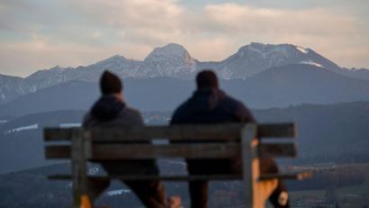 Bild: Lennart Preiss/dpa
Rund 90 Prozent der Menschen in Bayern leben laut einer Umfrage gerne im Freistaat und fühlen sich hier zu Hause. (Archivbild)