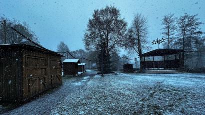 Bild: Ramona Herrmann
Noch schaut's trüb und kalt aus, doch bald erleuchtet der Weihnachtsmarkt in der Freizeitanlage in Neustadt/WN in warmem Licht.