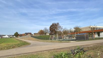 Bild: Völkl
Die Wassermassen, die den Feldweg hinunter zur Schulstraße schossen, verwüsteten den Kindergarten (rechts). Mit zusätzlichen Rohren und Drainagen will man die Situation in den Griff bekommen.