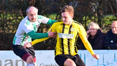 Bild: Thomas Schrems
Während der SV Poppenreuth um Danylo Samek (rechts) in der Spitzengruppe mitmischt, haben der SV Pechbrunn und Spielertrainer Christian Neumann über den Winter die Rote Laterne im Sportheim hängen.