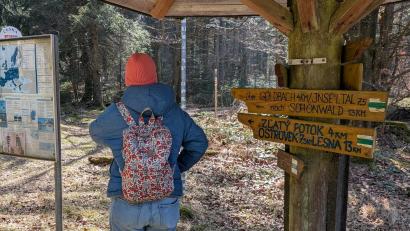 Bild: wüw
Hier vom Grenzübergang am Kreuzstein nahe der Silberhütte sind es laut Wegweiser 4 Kilometer nach Goldbach oder auf Tschechisch Zlatý Potok.