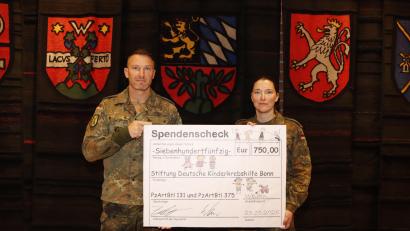 Bild: Thorsten Böhner/Bundeswehr
Stellvertretend für alle Angehörigen des Standorts Weiden überreichten die Bataillonskommandeure Oberstleutnant Stefan Zadlo (links) und Oberstleutnant Hekja Werner (rechts) die 750 Euro an die Deutsche Krebshilfe.