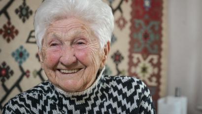 Bild: Heiko Rebsch/dpa
Mit 100 Jahren lebt es sich nicht allzu anders, findet Johanna Quaas, die älteste Turnerin der Welt.