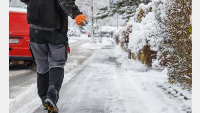 Symbolbild: Friso Gentsch/dpa
Die Räum- und Streupflicht auf Gehwegen im Winter ist nur ein Teil der Verpflichtungen: Die bestehende Satzung für das Stadtgebiet Waldsassen ist jetzt aktualisiert worden.