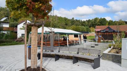 Bild: bnr
Der neue Dorfplatz in Weidenthal wurde im Sommer ganz groß eingeweiht. Er bildet den Schlusspunkt unter drei gelungene Dorferneuerungsmaßnahmen.