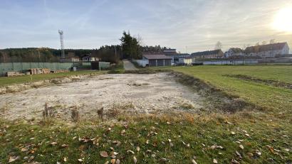 Bild: Völkl
Im Bereich zwischen Tennisanlage (links) und Fußballplatz (rechts) entstehen die neuen Stockschützenbahnen.