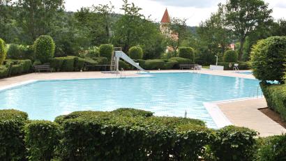 Bild: no
Wegen seiner idyllischen Lage wird das Freibad in Illschwang von den Gästen sehr geschätzt. Der Gemeinderat Illschwang stellte in der Septembersitzung die Weichen, dass die Modernisierung der Anlage in die Tat umgesetzt wird.