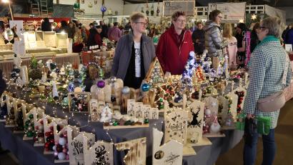 Bild: rpp
Überall glitzerte es weihnachtlich, wie hier bei diesen wunderschönen Holzdekoarbeiten.