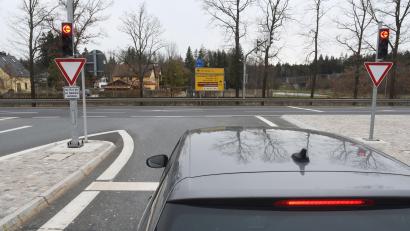 Archivbild: Gabi Schönberger
Auf der Kreuzung Joseph-Haas-Straße / Christian-Seltmann-Straße ist am Donnerstagvormittag ein Unfall passiert, bei dem eine Person leicht verletzt wurde. Zu Stau kam es aber auch, weil auf der Autobahnauffahrt Weiden-West ein Militärfahrzeug liegengeblieben war.