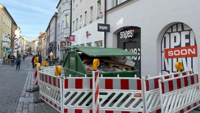Bild: Petra Hartl
Die Innenstadt in Amberg ist um eine Attraktion für Jugendliche reicher: Es eröffnet ein Snipes, ein Laden für angesagte Klamotten und Schuhe in der Georgenstraße. Das Bild entstand vergangene Woche, als noch fleißig an der Inneneinrichtung gearbeitet wurde.