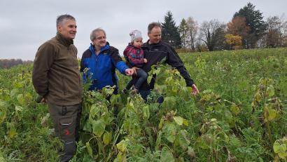 Foto: Martha Hörsch
Martin Gottsche (Revierförster und Jagdpächter), Wolfgang Keck (Abteilungsleiter des AELF Förderbereichs) und Christian Pschierer mit Tochter (Landwirt) begutachten den staatlich geförderten Bestand der Zwischenfrucht mit sogenannten „Wildtiergerechte Saaten zur Winterbegrünung“.