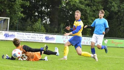 Archivbild: Hubert Ziegler
Der TuS Schnaittenbach trifft jetzt in der A-Klasse Nord: In dieser Szene tut das Tizian Hülle (Mitte) gegen die DJK Weiden II. Nach dem Rückzug aus der Bezirksliga kämpft der TuS weiter mit der Umstellung.
