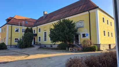 Bild: wel
Das imposante Pfarrheim war in vielen Jahrzehnten mit unterschiedlichen Gruppierungen belegt. Die Vereinsvertreter erörterten ein neues Nutzungskonzept für die Zeit nach dem Auszug der Kindergartenkinder in etwa zwei Jahren.