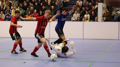 Archivbild: Dieter Jäschke
Benedikt Meckl (Mitte) erzielte damals im Finale gegen die SpVgg SV Weiden drei Tore für den SC Luhe-Wildenau.