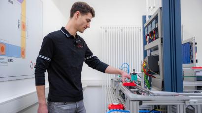 Bild: Noah Wegmüller-Kocher
Fabian Walter, Auszubildender bei Sitlog, zeigt, wie die Lernfabrik funktioniert.