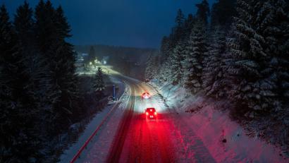 Bild: Silas Stein/dpa
Schneefall im Schwarzwald: Autofahrer auf der B28 bei Freudenstadt.