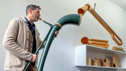 Bild: Petra Hartl
Instrumentenbauer Robert Vogel mit seiner neuesten Erfindung, der Mamba: Ein Exemplar des Plastik-Alphorns hat er jetzt dem Luftmuseum Amberg geschenkt. Dort gibt es auch schon die Vorgängermodelle aus Holz.