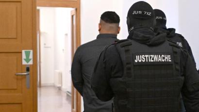 Bild: Barbara Gindl/APA/dpa
Der Angeklagte soll Weihnachten 2024 für einen Anschlag ins Auge gefasst haben.