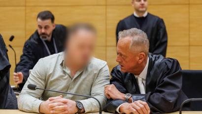 Bild: Friso Gentsch/dpa
Für einen versuchten Rachemord ist ein 41-Jähriger zu lebenslanger Haft verurteilt worden.
