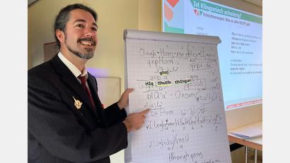 Bild: Birgit Reichert/dpa
Es gibt immer mehr ins Klingonisch übersetzte Bücher. (Archivbild)