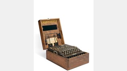 Bild: ---/Christie&#039;s images Ltd 2025/dpa
Zehn Monate lang konnten die Alliierten die Enigma-verschlüsselten Funksprüche deutscher U-Boote nicht lesen. (Handout)