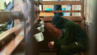 Bild: Sebastian Christoph Gollnow/dpa
Der 19-Jährige ist unter anderem wegen versuchten Mordes angeklagt.