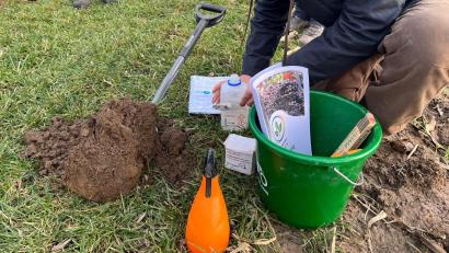 Bild: Gabriele Jobst
Bodenexperte Dr. Dominik Christophel zeigte, „wie die Düngung von Zwischenfrüchten die Bodenfruchtbarkeit stärkt“.