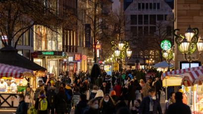 Bild: Daniel Karmann/dpa
Eine weihnachtlich geschmückte Straße in der Nürnberger Innenstadt. Die Erwartungen der bayerischen Einzelhändler an das Weihnachtsgeschäft sind in diesem Jahr eher zurückhaltend. (Archiv)