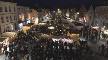 Bild: Alfred Härtl
In vorweihnachtlichem Glanz erstrahlt am ersten Adventswochenende wieder der Markplatz der Kaolinmetropole, wenn dort zum 37. Mal der Hirschauer Weihnachtsmarkt stattfindet.