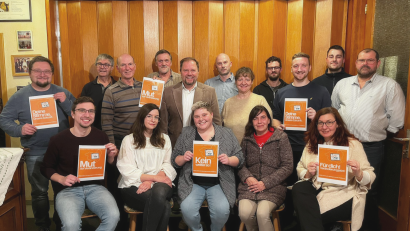 Bild: Freie Wähler Plößberg
Im Bild hinten von links nach rechts: Georg Krapfl (Schönkirch), Hans Klupp (Schönficht), Michael Ebenhöch (Wildenau), Franz Wittmann (Schönkirch), Hubert Schicker (Landratskandidat), Christian Wittmann (Wildenau), Doris Legat (Plößberg, Dreihöf), Konstantin Franz (Schönficht), Christoph Reichl (Liebenstein), Laurin Helm (Beidl, Albernhof), Martin König (Beidl). Vorne (von links nach rechts): Niklas Zölch (Liebenstein), Anna Klupp (Schönficht), Bettina Krapfl (Bürgermeisterkandidatin, Plößberg), Nicole Wolfrum-Krämer (Dürnkonreuth, Liebenstein), Carola Ertl (Plößberg).