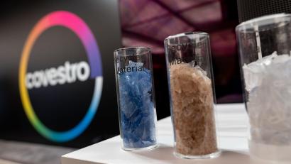 Bild: Fabian Strauch/dpa
Eine deutsche Firma wird arabisch: Das Logo des Spezialchemie-Konzerns in einem Firmen-Showroom, davor Gläser mit Covestro-Materialien.