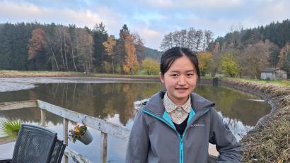 Bild: bl
Die 17-jährige Yayun Xue hat sich getraut, für ein Jahr Shanghai gegen das Landleben in Kumpfmühle bei Nabburg einzutauschen. Der Herbst mit seiner bunten Farbpalette begeistert sie hier besonders.