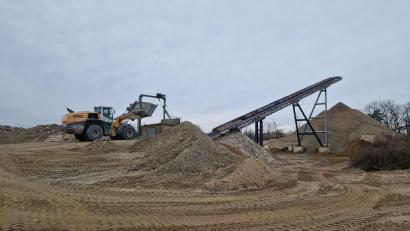 Bild: mab
In der Naabschleife südlich von Schwarzenfeld wird bereits auf einer vorläufig genehmigten Teilfläche Kies und Quarzsand gefördert. Im Frühjahr 2026 wird der Planfeststellungbeschluss (Genehmigung) für die insgesamt rund 32 Hektar erwartet. Dazu fand in Paulsdorf die Erörterung statt.