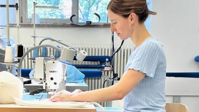 Bild: Miriam Ferstl
Miriam Ferstl hat ein neues Medium für ihre Abschlussarbeit: An der Nähmaschine verleiht die Künstlerin ihren Gedanken über Narben eine Form.