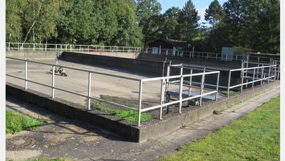 Bild: adj
Die erforderliche Sanierung des Regenrückhaltebeckens der Kläranlage soll 2027/28 durchgeführt werden.